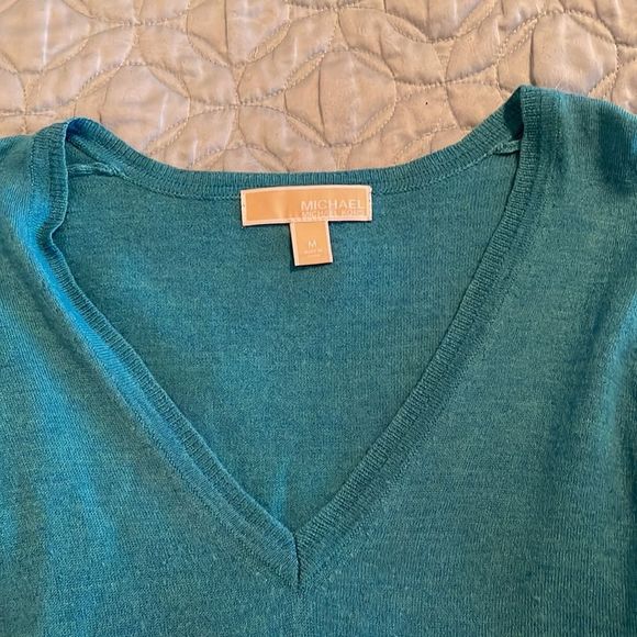 Micheal by Micheal Kors Marano wool lightweight V-neck sweater, size medium - Picture 2 of 4